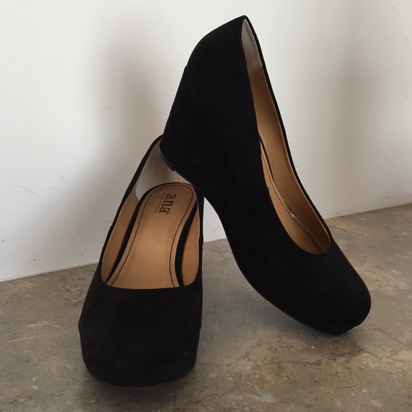 Black wedges