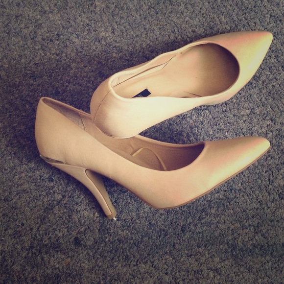 Nude fun kitten heel