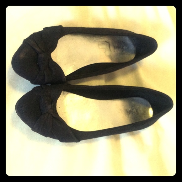 Black ballet flats