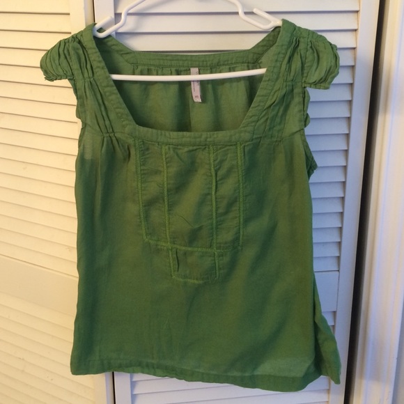 Cute green top!