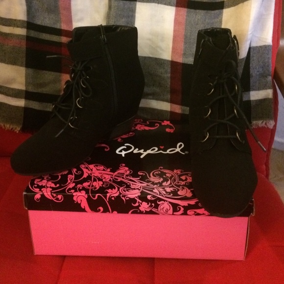 Mary Anne Lace up Booties. Size 8.5 black.
