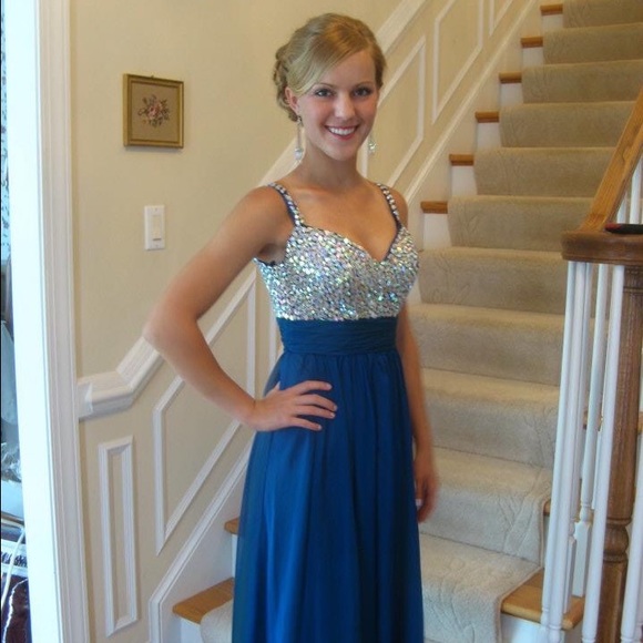 BEAUTIFUL La Femme prom dress!