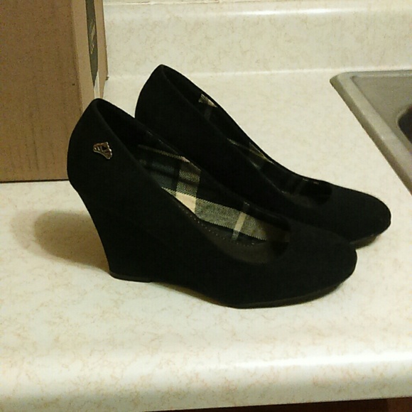 1 pair of black dress shoes