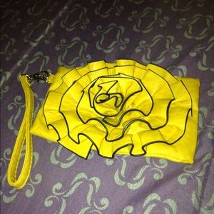 A yellow flower clutch