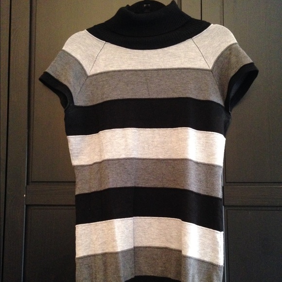 Short sleeved turtleneck lightweight striped top