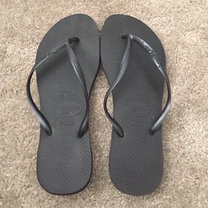 Women's black havianas