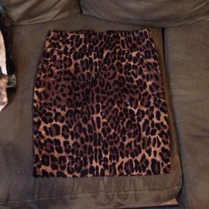 High-wasted leopard print skirt