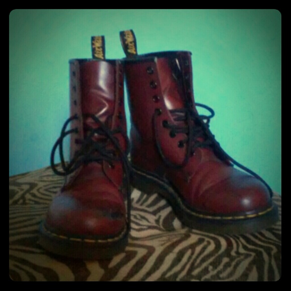 Dr. Martens. Cherry red rouge.