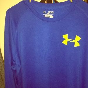 Long sleeved Under Armour shirt. Loose fit.