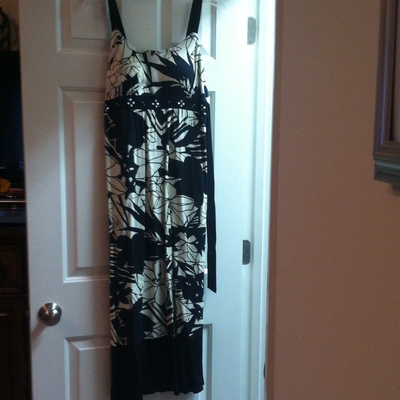 New Directions black & cream colored dress