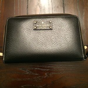 Zip travel wallet (black)