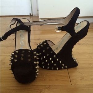 No heel spiked shoes