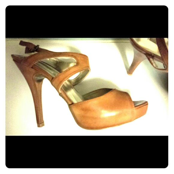 ***SOLD   Vera Wang Nude/tan colored heel shoes