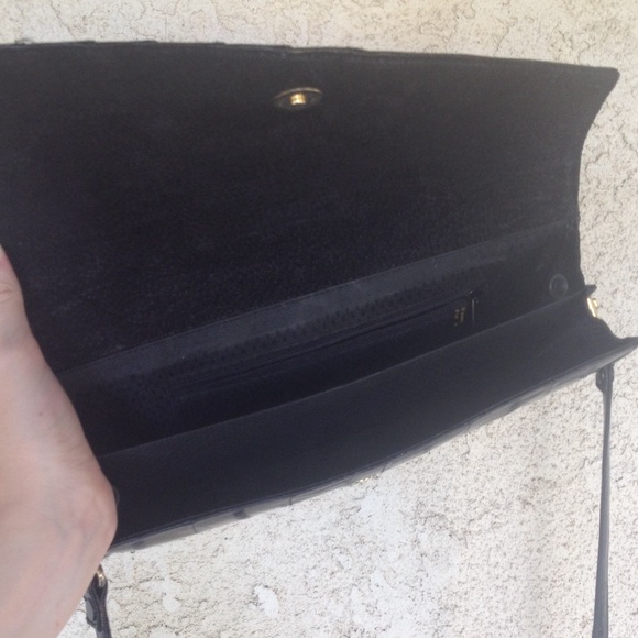 Vintage black textured patent cross body handbag - Picture 3 of 4