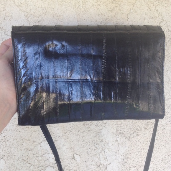 Vintage black textured patent cross body handbag - Picture 4 of 4
