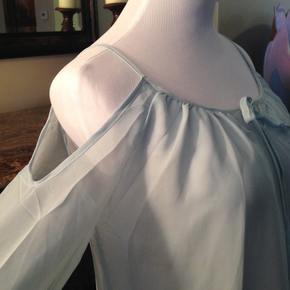 🚨SOLD IN BUNDLE🚨Off-the-Shoulder Tunic Dress - Picture 3 of 4