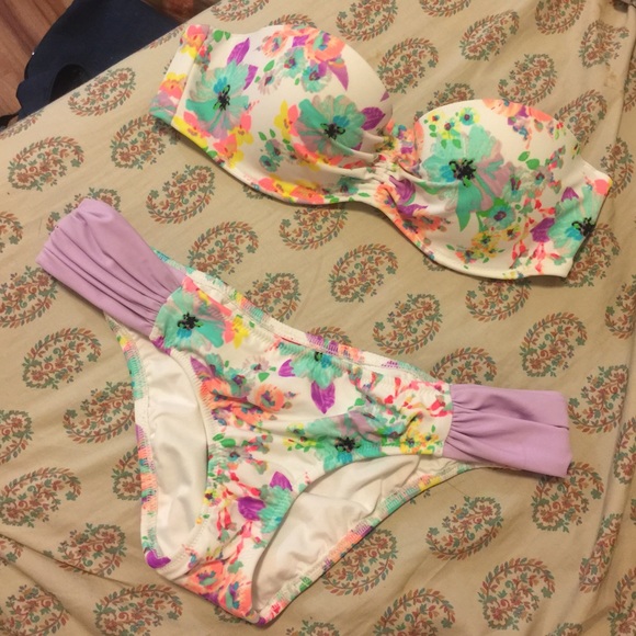 Victoria's Secret lilac floral bikini - Picture 1 of 3