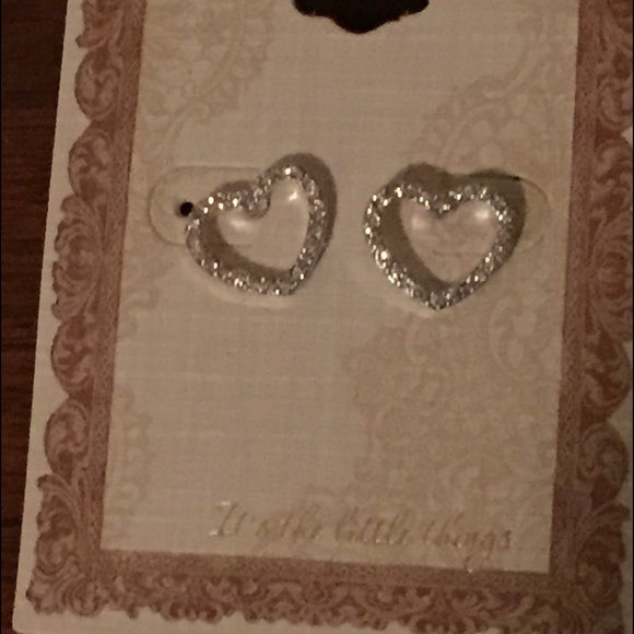 Super cute heart stud earrings!
