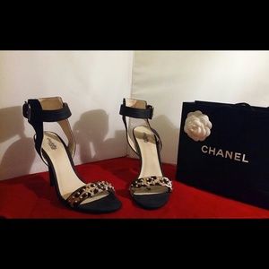 Black heels with cheetah print