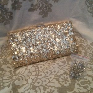 Sequenced gold clutch