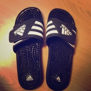 ❗️SOLD❗️Womens adidas adissage sandals, size 9