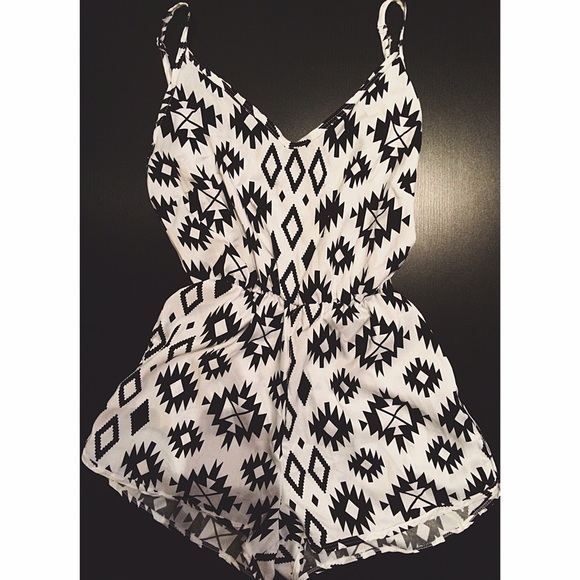 Geometric Printed Romper - Picture 2 of 2
