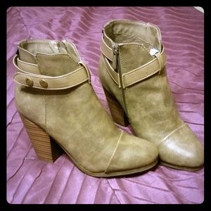 💕Re-Posh beige Breckelles booties💕