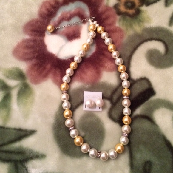 Pearl necklace and earrings set