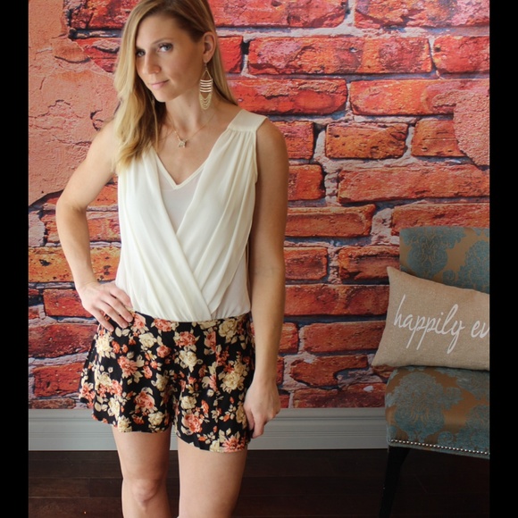 Pants - Floral print shorts