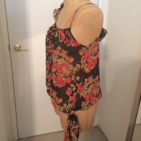 SOLD Cute blouse ❤️ - Picture 3 of 4