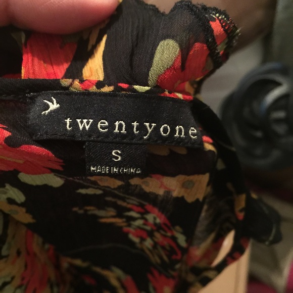 SOLD Cute blouse ❤️ - Picture 4 of 4