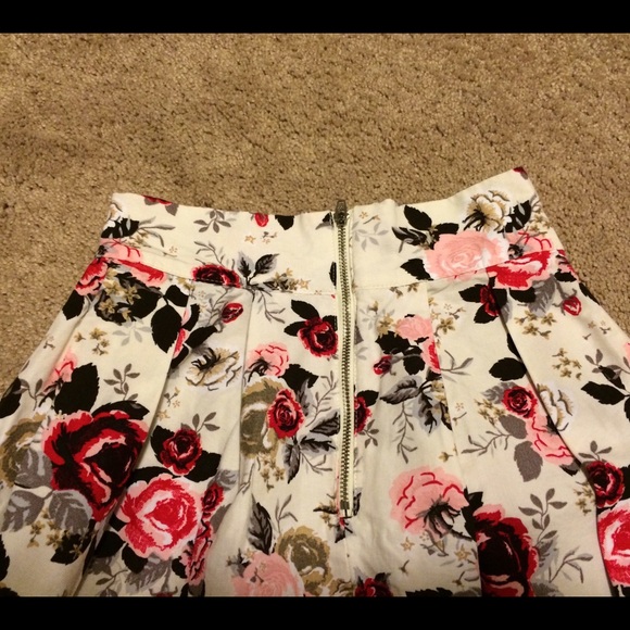 H&M floral skirt - Picture 2 of 4