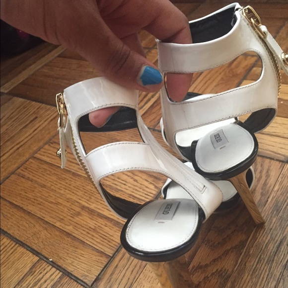 Guess white/black patent leather w/ gold heels - Picture 3 of 4