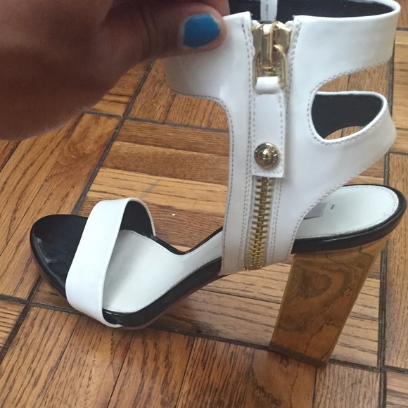 Guess white/black patent leather w/ gold heels - Picture 4 of 4