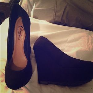 Candie's black suede wedge