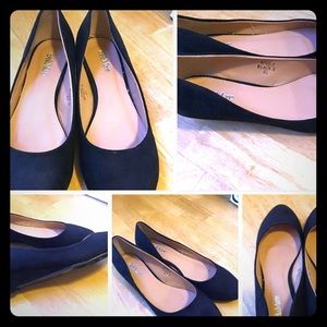 Black low wedge flats