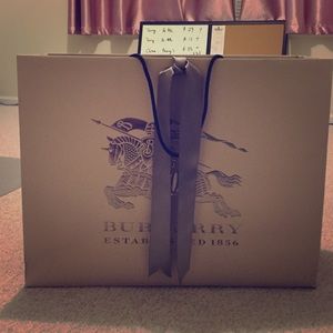Burberry shopping bag with ribbon