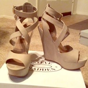 Steve Madden tan wedges