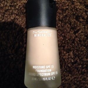 Mac foundation & mineralize powder