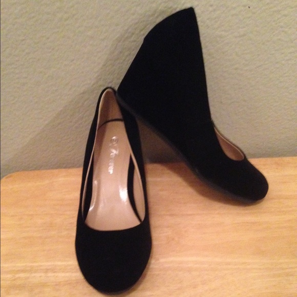 ✨✨Brand New!✨✨ Still in box! Black suede wedges