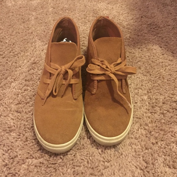 Steve Madden Shoes - Steven madden tan sneakers.