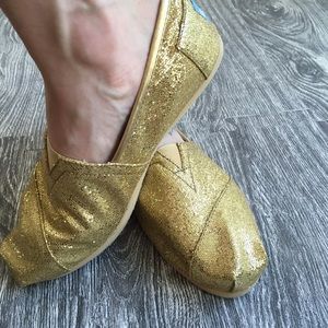 TOMS Gold Glitter Classics Size 7.5