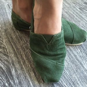 TOMS Green Corduroy Classics Size 7.5