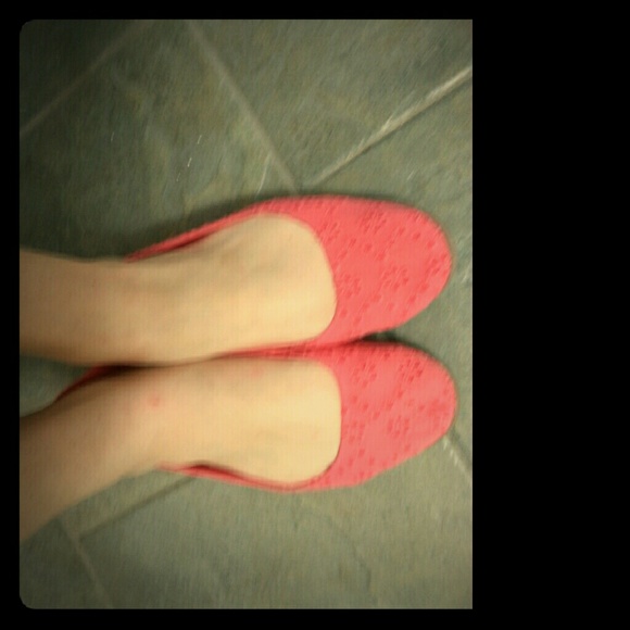 American Eagle salmon eyelet flats.