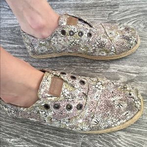 TOMS Floral Paseos Size 7.5