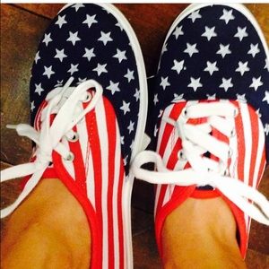 🇺🇸🇺🇸American flag sneakers!🇺🇸TRENDING NOW