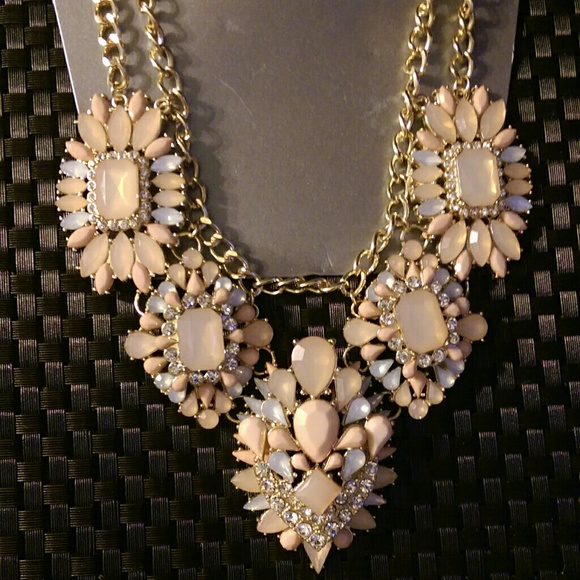 💎 NWT Blush Statement Necklace 🎉 final price!