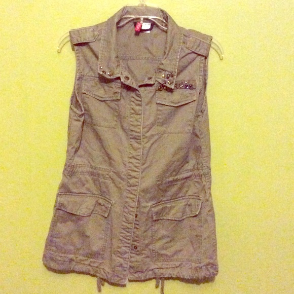 Sleeveless army jacket