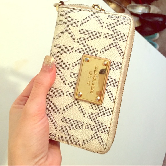 Michael Kors Wristlet - Picture 1 of 4