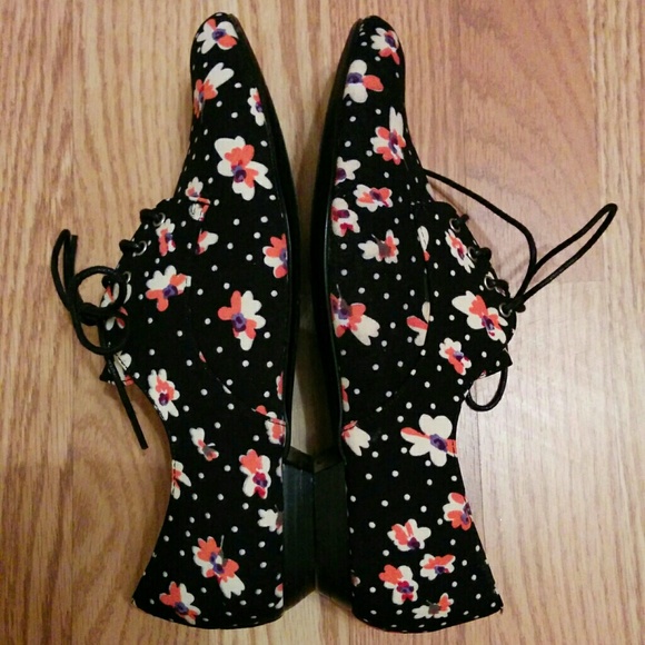 SOLD NWOT Floral Oxford Flats - Picture 2 of 4